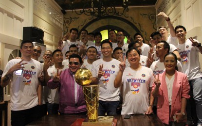 <p><strong>CHAMPION</strong>. Team owners, Senator Jinggoy Estrada and Jeremy Go, pose with the Maharlika Pilipinas Basketball League Datu Cup champion San Juan Knights during the team presentation held at Cafe Ysabel in San Juan on Wednesday (June 5, 2019). (<em>Photo by Jean Malanum)</em></p>