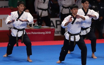 <p><strong>WINNING FORM</strong>. Jeordan Dominguez (left), seen here, during the Philippines’ Poomsae team’s bronze performance at the Asian Games in Jakarta, Indonesia, will see action in the 2019 World Taekwondo Grand Prix from June 7 to 9 in Rome, Italy. Only the top eight players in the world of which Dominguez is the fifth, were invited by the World Taekwondo Federation. <em>(File photo courtesy of PSC-POC)</em></p>