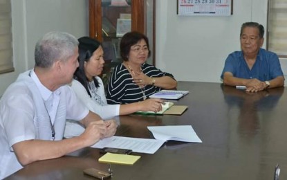 <p><strong>NEW ADMINISTRATION.</strong> Outgoing Negros Occidental governor Alfredo Marañon Jr. (right) in a discussion with governor-elect Eugenio Jose Lacson (left) during the meeting of the local governance transition team on May 22. They are joined by Provincial Planning and Development Office head Ma. Lina Sanogal (2<sup>nd</sup> from right) as vice chair. <em>(File photo from NegOcc Capitol PIO)</em></p>