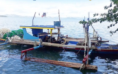 <p><strong>HELD FOR DESTRUCTION. </strong> The fishing boat apprehended early Friday (June 7, 2019) by the Bureau of Fisheries and Aquatic Resources (BFAR) in Daram, Samar for destructive fishing. Authorities are now hunting the boat captain and his marine mechanic. <em>(Photo courtesy of BFAR)  </em></p>