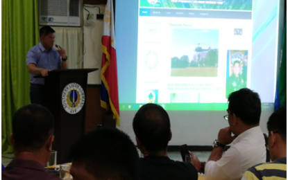 <p><strong>INTERACTIVE WEBSITE LAUNCH.</strong>Southern Luzon Command (Solcom) Commander Lt. Gen. Gilbert I. Gapay leads the launching of the command’s official website during the media fellowship SOLCOM hosted for the officers and members of the press corps from Camp Nakar, 9th Infantry Division (9ID) from the Bicol Region, 2nd Infantry Division (2ID) based in Tanay, Rizal and Police Regional Office (PRO4A)-Calabarzon based in Calamba City, at the camp’s Executive Lounge and Clubhouse, Camp Gen. Nakar, Lucena City on June 5, 2019. <em>(Photo by Saul E. Pa-a)</em></p>