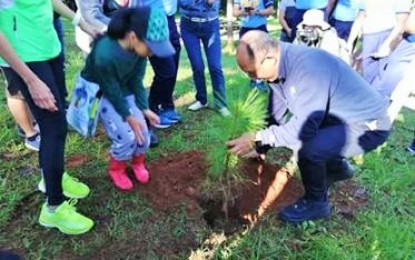 <p><strong>TREE PLANTING</strong>. Baguio City mayor-elect Benjamin Magalong plants a pine sapling together with a young participant of the tree planting activity on Sunday. Magalong campaign supporters and volunteers conceptualized the activity in lieu of a lavish party to celebrate his win in the recent elections and to commemmorate the environment month celebration. <em>(Photo by Liza T. Agoot)</em></p>