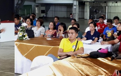<p>Commission on Higher Education chairperson J. Prospero de Vera (left) discusses on Saturday (June 8) the trend of Philippine higher education in the next 10 to 15 years before the faculty members of the Mariano Marcos State University (MMSU) in Batac City <em>(Photo by Reynaldo E. Andres)</em></p>