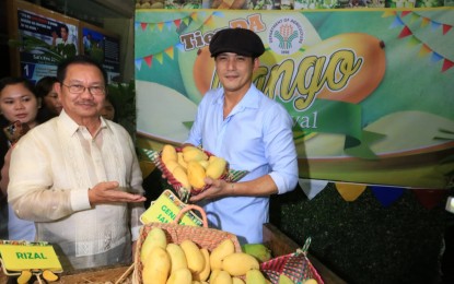 <p><strong>PROMOTING LOCAL AGRICULTURE.</strong> <br />Movie star Robin Padilla <em>(right)</em> volunteers to help the Department of Agriculture (DA) promote and market agricultural products during the launching of the Metro Marketing Program held at the DA central office in Quezon City on Monday (June 10, 2019). Accompanying Padilla is DA Secretary Emmanuel F. Piñol. <em>(Photo courtesy of DA Secretary Emmanuel F. Piñol FB page)</em></p>