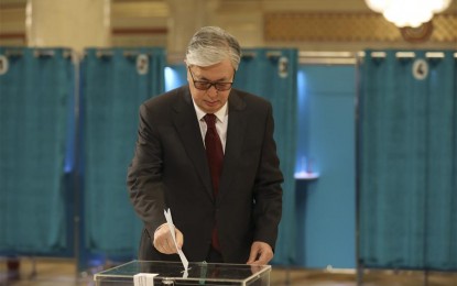 <p><strong>KAZAKHSTAN ELECTION.</strong> Kazakh President Kassym-Jomart Tokayev casts his ballot at a polling station in Nur-Sultan, Kazakhstan, June 9, 2019. Kazakhstan's presidential election kicked off on Sunday with seven candidates vying for the top office. <em>(Xinhua/Kalizhan Ospanov)</em></p>