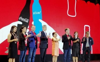 <p><strong>ROADMAP LAUNCH.</strong> Coca-Cola Philippines president and general manager Winn Everheart (3rd from left) leads the ceremonial toast to culminate Tuesday's launching at Blue Leaf Filipinas Hotel, Parañaque City, of a comprehensive blueprint towards packaging sustainability to help boost the PH recycling industry. Also in the photo are Senator Cynthia Villar (center), United States Ambassador to the Philippines Sung Kim (4th from left) and other Coca-Cola officials and guests. <em>(PNA photo by Gladys S. Pino)</em></p>