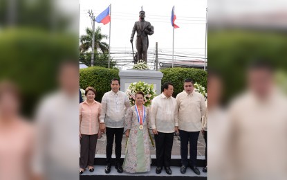 <p><strong>WREATH-LAYING.</strong> House Speaker Gloria Macapagal Arroyo (center), flanked by Bulacan Governor Wilhelmino M. Sy-Alvarado (second from right) and Vice Gov. Daniel R. Fernando (second from left), leads the wreath-laying ceremony before the statue of Gen. Emilio Aguinaldo in commemoration of the 121st Anniversary of the Declaration of Philippine Independence held at the historic grounds of Barasoain Church, City of Malolos, Bulacan on Wednesday (June 12, 2019). Rep. Lorna C. Silverio of the Third District of Bulacan (extreme left) and Malolos Mayor Christian D. Natividad (extreme right) also graced the event. <em>(Photo by Manny Balbin)</em></p>