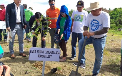<p><strong>TREE PLANTING ACTIVITY.</strong> Local government and irrigation officials, along with Japanese participants plant trees on the watershed area of Upper Tabuating Irrigation project in Gen. Tinio, Nueva Ecija on Friday. <em>(Photo by Marilyn Galang)</em></p>