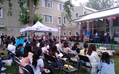 <p><strong>INDEPENDENCE DAY CELEBRATION.</strong> Members of the Filipino community join the final day of 121st Philippine Independence Day celebration at the Philippine embassy in Beijing on June 16, 2019. Philippine Ambassador to China Jose Santiago Sta. Romana leads the celebration under the theme, “Tapang ng Bayan, Malasakit sa Mamamayan” (Courage of the Nation, Compassion for the People). <em>(PNA photo by Kris Crismundo)</em></p>
