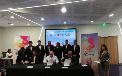 <p><strong>PARTNERSHIP FOR COMMON TOWERS.</strong> Globe signs a memorandum of understanding with ISOC Infrastructure and edotco Group for the building of cell towers, in ceremonies held at The Globe Tower in Bonifacio Global City on Monday (June 17, 2019). The deal calls for the construction of 150 cell sites within the Calabarzon region, which may be jointly used by all local telcos.<em> (PNA Photo By: Aerol John B. Patena)</em></p>