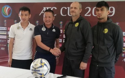 <p><strong>PRE-MATCH MEETING.</strong> The Philippines’ Ceres-Negros head coach Risto Vidakovic (2<sup>nd</sup> from right) and Vietnam’s Hanoi FC mentor Chu Dinh Nghiem (2<sup>nd</sup> from left) with their respective players Curt Dizon (right) and Do Hung Dung meet during the pre-match press conference on Monday afternoon. Both teams will play in the first leg of the AFC Cup 2019 ASEAN Zonal semi-finals on Tuesday night at Panaad Park and Stadium in Bacolod City.<em> (Photo by Nanette L. Guadalquiver)</em></p>
