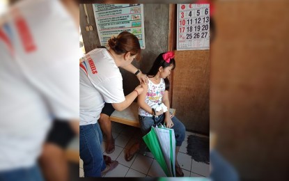 <p><strong>JAPANESE ENCEPHALITIS VACCINE. </strong>The Dagupan City Health Office gives Japanese encephalitis vaccine to children nine months to 15 years of age. The immunization, which started last week of April this year, was finished on May 31. <em>(Photo courtesy of Melanie Cancino Again)</em></p>