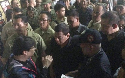<p><strong>PRRD VISITS ARMY CAMP</strong>. <br />President Rodrigo Duterte (center) assisted by Presidential Assistant for the Visayas Secretary Michael Dino (left), Defense Secretary Delfin Lorenzana (2nd right), and Leyte Representative-elect Martin Romualdez (right) during the President's visit at the Philippine Army 8th Infantry Division at Camp General Vicente Lukban in Catbalogan City, Samar on Wednesday (June 19, 2019). The President awarded nine wounded soldiers in a military hospital. <em>(Photo courtesy of the Office of Rep. Romualdez)</em></p>