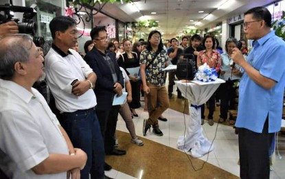 <p>Land Transportation Office (LTO) chief, Assistant Secretary Edgar Galvante (right) during the formal opening of the student permit and drivers’ license renewal center in a mall on Session Road on Wednesday (June 19, 2019). <em>(Photo by Redjie Melvic Cawis/PIA-CAR)</em></p>
