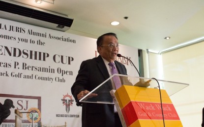 <p>Chief Justice Lucas Bersamin lauds the initiatives of the UP BARKADA in resolving conflicts among fraternity members in UP and maintaining peace in the campus. <em>(Photos by Alecs Anico G. Pinzon)</em></p>