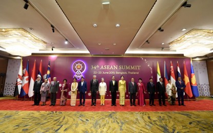 <p><strong>SELF-RESTRAINT</strong>. President Rodrigo Duterte poses with his counterparts in the Association of Southeast Asian Nations, some of whom are shown in the photo with their spouses, after signing the declaration on partnership for sustainability in Bangkok, Thailand on Saturday. <em>(photo courtesy of the ASEAN Secretariat)</em></p>