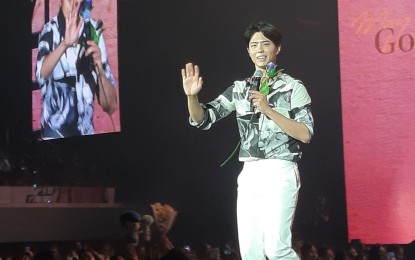 <p><strong>GOOD DAY. </strong>South Korean actor Park Bo Gum waves at Filipino fans during his "Good Day" event at the SM Mall of Asia Arena in Pasay City on Saturday (June 22, 2019). Manila is the last leg of the actor's Asia Tour. <em>(PNA photo by Benj Bondoc)</em></p>