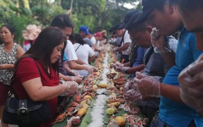 <p><strong>FESTIVAL OF CRABS. </strong>Hundreds of residents and visitors enjoy a boodle fight of crabs locally called “kasag” as part of the celebration of the first "Kasag Festival" in Barangay Poblacion of Castilla town in Sorsogon province Saturday (June 22, 2019). The celebration honors St. John the Baptist, the village's patron saint.<em> (Photo by Connie Calipay)</em></p>