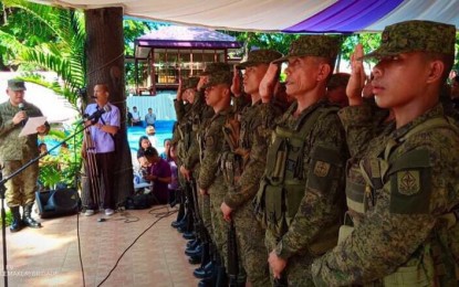 <p><strong>REBELS-TURNED-SOLDIERS. </strong> Brig. Gen. Edgardo De Leon, commander of the Army's 403rd Infantry Brigade, leads the new soldiers in their pledge, “Panuntunan ng Kawal Pilipino”, after the flag raising ceremony at the Provincial Capitol grounds in Cagayan De Oro City on Monday (June 24, 2019).  Most of the newly-enlisted soldiers are former members of the New People’s Army (NPA) and Indigenous People (IP). <em>(Contributed photo)</em></p>