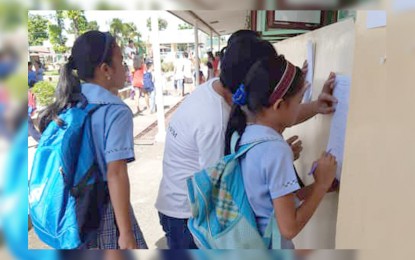 <p><strong>LATE ENROLLEES.</strong> Elementary pupils of the Sibalom Elementary School in Sibalom, Antique avail of late enrollment. The Department of Education in Antique reminded parents and students on Tuesday (June 25, 2019) that late enrollment will only be until the end of this June for the school year 2019-2020.<em> (PNA Photo by Annabel J. Petinglay)</em></p>