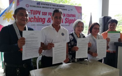 <p><strong>PARTNERSHIP.  </strong>(From left) Prof. Eric Malo-oy, campus director of TUP Visayas; Dr. Jesus Rodrigo Torres, president of TUP; DTI-6 regional director Rebecca Rascon; DTI-Negros Occidental provincial director Lea Gonzales; and Engr. Ace Zander Antonio, head of TUPV Research, show the signed memorandum of agreement on the shared service facility (SSF) for powder coating. The launching activity was held at the Luis J. Montinola Resource and Research Center in Talisay City, Negros Occidental on Wednesday (June 26, 2019). <em>(Photo by Nanette L. Guadalquiver)</em></p>