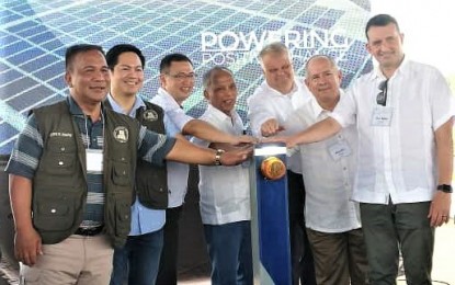<p><strong>ALL FOR RENEWABLE ENERGY</strong>.Officials of Aboitiz Power led by president and CEO Erramon Aboitiz, (6<sup>th</sup> from left) SN Aboitiz Power president and CEO Joseph Yu (3<sup>rd</sup> from left) with (left to right) National Irrigation Administration Administrator Ricardo Visaya (leftmost), Cabinet Secretary Karlo Nograles, Department of Energy Secretary Alfonso Cusi, SN Power CEO Eric Knive and Norway Ambassador to the Philippines Bjorn Jahnsen during the formal switch-on ceremony on Thursday (June 27, 2019) of the 200-kilowatt pilot floating solar power plant in Magat reservoir. The floating solar plant will be on test run for 10 months to one year to see study its capacity to withstand a strong typhoon and wind as well its floating capability which maybe affected by the drop or hike of the dam’s water level. <em>(PNA photo by Liza T. Agoot)</em></p>