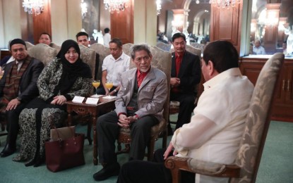 <p><strong>GPH-MNLF PANEL.</strong> President Rodrigo Roa Duterte discusses matters with Moro National Liberation Front Founding Chairman Nur Misuari during their meeting at the Malacañan Palace on February 25, 2019. The two met anew on Aug. 23, 2019 in Davao City where the President relayed to Misuari his desire for the immediate establishment of the government of the Philippines (GPH) and the MNLF coordinating council.  <em>(Presidential photo)</em></p>