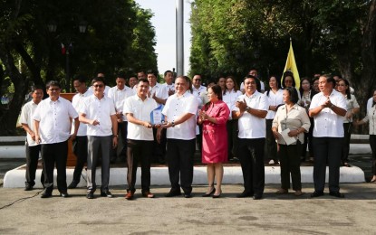 <p><strong>TOP EMPLOYER. </strong>Pangasinan Governor Amado Espino III (third from left) and Vice Governor Jose Ferdinand Calimlim Jr. (fourth from left), together with other members of the Sangguniang Panlalawigan, present the award from the Pag-IBIG Fund to provincial government employees. Pag-IBIG Fund named Pangasinan as top employer in the government sector in North Luzon for its assistance and support to the agency's programs. <em>(Photo courtesy of the Provincial Government of Pangasinan)</em></p>
