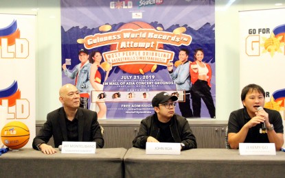 <p><strong>GO FOR GUINESSS WORLD RECORD.</strong>  Jeremy Go(right), godfather of Go For Gold Philippines, announces plan to break the Guinness World Record for the most number of people dribbling simultaneously during a press conference at the Mall of Asia in Pasay City on Thursday (June 27, 2019).  Accompanied Jay Montelibano (left) of Viva Entertainment and solo artist John Roa, Go said at least 10,000 dribblers will be invited during the July 22 record-shattering attempt. <em>(PNA photo by Jess M. Escaros Jr.)</em></p>