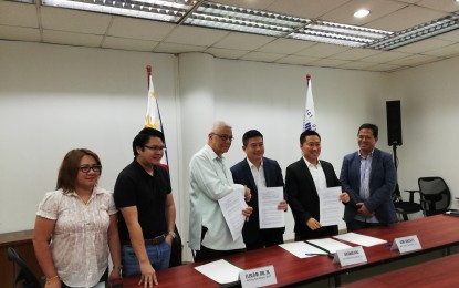 <p><strong>MOA SIGNING.</strong> The Department of Information and Communications Technology signed a Memorandum of Agreement with Alt Global to expedite the process of granting permits for the construction of cell towers last Thursday in its office in Quezon City. It plans to issue the permits within two to three months. <em>(PNA photo by Aerol John B. Pateña) </em></p>