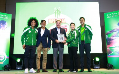 <p><strong>EXCELLENCE AWARD.</strong> MILO Consumer Manager Willy de Ocampo (2nd from right) receives the Silver Label certification trophy from Philippine Amateur Track and Field Association (PATAFA) Secretary General, lawyer Agapito Capistrano during Friday's press conference at the Conrad Hotel in Pasay City. <em>(Contributed photo)</em></p>