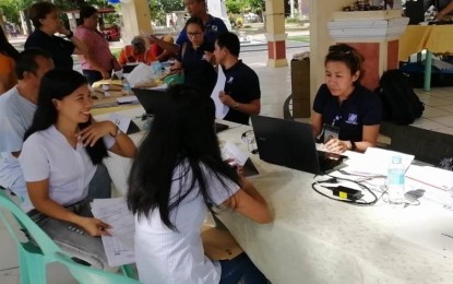 <p><strong>SSS E-MOBILE SERVICES.</strong> Members avail of various services offered by the Social Security System during the E-Mobile Services forum at the Quezon Park in Dumaguete City on Thursday (June 27, 2019). The activity aims to give convenience to people availing of various SSS services and help them avoid long queues on a regular day at the city's SSS office. <em>(Photo by Judy Flores Partlow)</em></p>