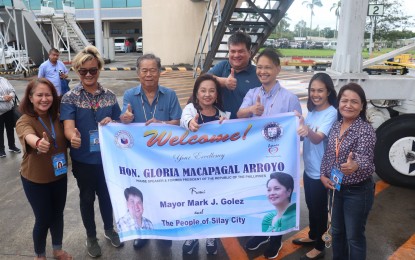 <p><strong>VISIT.</strong> Outgoing House of Representatives Speaker Gloria Macapagal-Arroyo (center) is welcomed by outgoing Negros Occidental Governor Alfredo Marañon Jr. (3rd from left), incoming 3rd District congressman Jose Francis Benitez (3rd from right), and Silay City Mayor Mark Golez (4th from right), with city government employees, during her arrival at the Bacolod-Silay Airport on Friday afternoon (June 28, 2019). Arroyo paid a visit to Silay City in Negros Occidental to check the status of the proposed expansion of the Bacolod-Silay Airport. <em>(Photo courtesy of Mayor Mark J. Golez’s Facebook Page)</em></p>