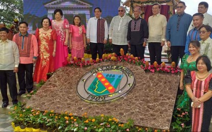 <p><strong>BAGUIO'S NEW MAYOR.</strong> Baguio City Mayor Benjamin Magalong (8<sup>th </sup>from left) is flanked by Baguio's incoming officials led by Baguio Rep. Mark Go, (9<sup>th</sup> from left) and Vice Mayor Faustino Olowan (7<sup>th</sup> from left) at the city's logo fronting the city hall building on Sunday morning. Magalong issued nine marching orders including closure of all gambling dens in Baguio. <em>(PNA photo by Pigeon M. Lobien)</em></p>
