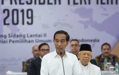 <p><strong>POLL WINNER</strong>. Joko Widodo (center ) and Ma'ruf Amin (right) receive a decision letter from Arief Budiman (left), Chairman of Indonesia's general election commission or KPU, in Jakarta, Indonesia, June 30, 2019. KPU on Sunday officially declared the pair of President Joko Widodo and his running mate Ma'ruf Amin as the winner of the April 17 presidential poll. <em>(Xinhua/Veri Sanovri)</em></p>
<div> </div>