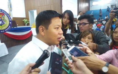 <p><strong>DAGUPAN MAYOR</strong>. Brian Lim answers queries from local media during his first flag-raising ceremony as city mayor of Dagupan. Lim said he will prioritize solving problems on flooding, waste management, and employment in the city. <em>(Photo by Ahikam Pasion)</em></p>