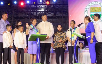 <p><strong>FRESH TERM</strong>. Reelected Senator Nancy Binay (left) is sworn into office by Maricon Padillo (right, in blue suit), village chief of San Pedro, Tumauini, Isabela, in rites held in the City of Ilagan on Sunday (June 30, 2019). Binay was accompanied by members of her family including her father, former Vice President Jejomar Binay (third from right). <em>(PNA photo by Villamor Visaya Jr.)</em></p>