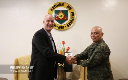 <p>Israeli Ambassador to the Philippines Rafael Harpaz and Philippine Army (PA) chief, Lt. Gen. Macairog S. Alberto. <em>(Photo courtesy: <span lang="EN-US">Office of the Army Chief Public Affairs)</span></em></p>