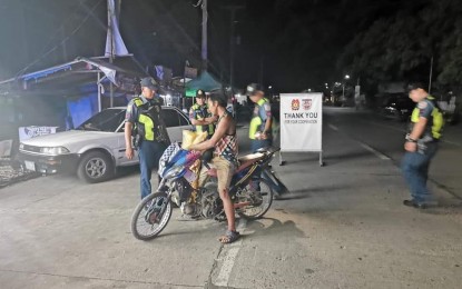 <p><strong>LESS CRIMES</strong>. Police officers in Pangasinan man a checkpoint. Acting Pangasinan Police Director, Col. Redrico Maranan, on Wednesday (July 3, 1029) reported a 24.4 percent decrease in the province’s index crime volume from January to June, due to their continuous implementation of checkpoints and their campaign against criminals and loose firearms. <em>(Photo courtesy of Natividad Police Station's Facebook page)</em></p>
