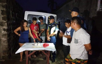 <p><strong>DRUG SUSPECTS.</strong> Col. Chito Bersaluna (center), provincial director of the Bulacan Police Provincial Office, questions the three arrested drug dealers in a buy-bust operation in Baliwag, Bulacan where some PHP4,159,900 worth of shabu were seized on Wednesday (July 3, 2019). Operatives also arrested three other suspects in another operation in Pulilan, where some PHP250,000 worth of illegal drugs were confiscated.<em> (Photo courtesy of Bulacan Police Provincial Office)</em></p>
