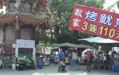 <p>A line of stalls along a street in Kaoshiung City, Taiwan. (Screengrab<em> from PTV)</em></p>