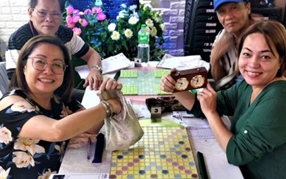 <p><strong>BAGUIO QUALIFIERS</strong>. Lewrenda Ambler (front, right) and Malou Coronacion (front, left) will be Baguio’s representatives to the national finals late this month as they attempt to become the first from the Cordilleras to play in the world stage. At their back are Tony Malonzo (right) and Francis Dizon, two Philippine Scrabble stalwarts, who have earned slots to the national finals.<em> (PNA photo by Pigeon Lobien)</em></p>