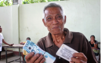 <p><strong>PENSION FOR THE SENIORS.</strong> An eligible senior citizen shows off his stipend and identification card as the Department of Social Welfare and Development Field Office in Western Visayas said 10,686 elderly citizens have received their social pension since last week of June this year. <em>(Photo courtesy of DSWD 6)</em></p>