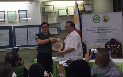 <p>PDEA Director General Aaron Aquino and Arellano University chairman and president Francisco Paulino V. Cayco. <em>(Photo courtesy: PDEA)</em></p>