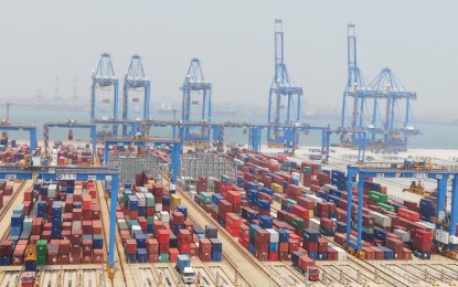 <p><strong>FULLY AUTOMATED.</strong> Cargo handling equipment, such as top picks and side picks, line up along the stockpile of thousands of containers in the yard of the Port of Qingdao. The port management has vowed to make a competitive edge in cargo handling business in the world through its fully automated port operations. <em>(PNA photo by John Rey Saavedra)</em></p>