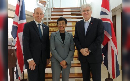 <p><strong>CHALLENGED PHOTO:</strong> A recent photo of United Kingdom Ambassador Daniel Pruce (left) and Filipino journalist Maria Ressa (center) that prompted British blogger Malcolm Conlan to issue an open letter to Pruce. Conlan said the picture and its caption paint the British ambassador in a bad light as well as the the British government for tolerating such conduct among their delegates. <em>(Photo courtesy of  Conlan's FB account)</em></p>