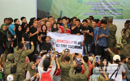 <p><strong>ASPIRING ARMY RESERVIST.</strong> Actor Robin Padilla poses for a photo with participants of the Sulu Youth Empowerment for Preventing-Countering Violent Extremism. Padilla expressed his intent to join the Philippine Army as a reservist. <em>(Photo courtesy of the Philippine Army)</em></p>