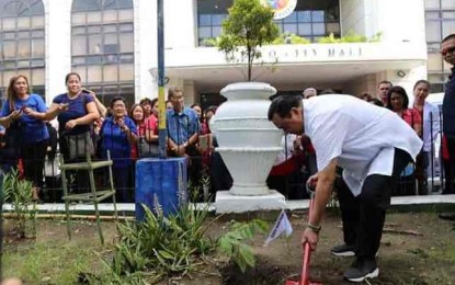 <p><strong>TREE PLANTING.</strong> Iloilo City Mayor Jerry Treñas leads Monday’s ceremonial tree planting at the Plaza Libertad. Treñas said the city government is taking steps to address climate change. <em>(PNA photo by Joselito Villasis)</em></p>