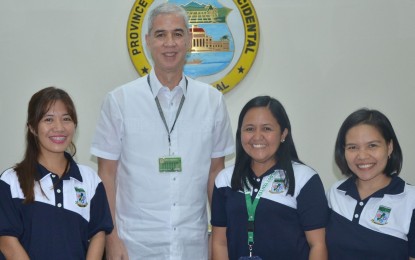 <p><strong>TOP TECHNO EDUCATION HUB.</strong> The Negros Occidental Language and Information Technology Center (NOLITC) is named the top-performing Tech4ED hub in the Visayas Cluster 1 by the Department of Information and Communications Technology. Photo shows Negros Occidental Governor Eugenio Jose Lacson is presented the award by school administrator Ma. Cristina Orbecido (2nd from right) and project development officers Cely Carman-Trio (right) and Red Dawn Laurente (left) in Bacolod City on Monday (July 8, 2019).<em> (Photo courtesy of Negros Occidental PIO)</em></p>