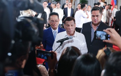 <p style="text-align: left;"><strong>AUSPICIOUS LAW</strong>. Photo shows President Rodrigo Duterte granting ambush media interview after an event in Malacanang. Duterte on Wednesday (Sept. 25) signed a law that also protects online and broadcast journalists from baring sources. Malacanang called the law ‘auspicious and relevant’. <em>(File photo)</em></p>
